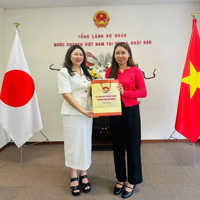 Bà Lê Thương đại diện cộng đồng người Việt tại Kansai nhận quà tặng từ bà Nguyễn Thị Thu Lan. (Nguồn: TLSQ Việt Nam tại Osaka)