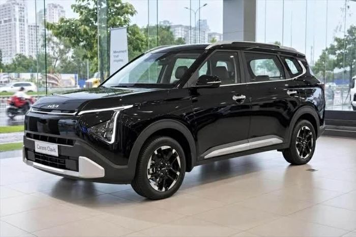 So với bản đang bán, thay đổi dễ nhận thấy nhất trên Carens Clavis nằm ở ngoại hình.