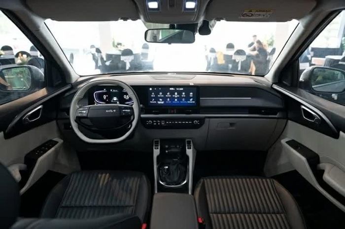 Khoang lái Kia Carens Clavis cũng được làm mới đáng kể.