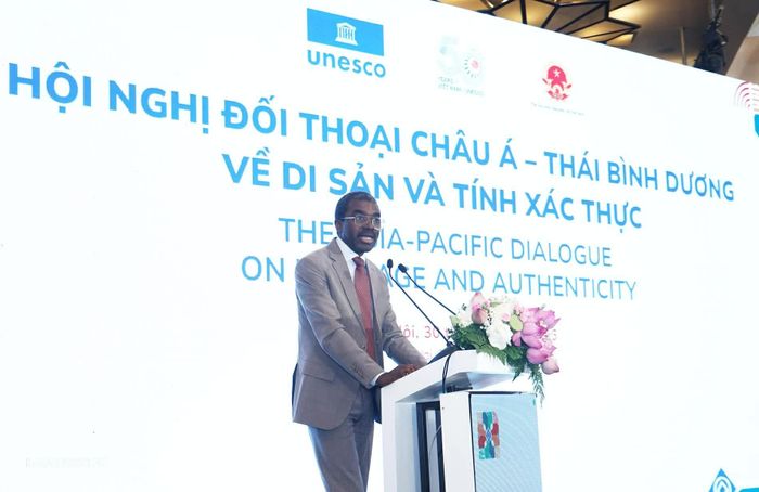 Giám đốc Trung tâm Di sản Thế giới UNESCO Lazare Eloundou Assomo đánh giá việc thông qua Văn kiện Hà Nội là cột mốc quan trọng đối với cam kết chung của cộng đồng quốc tế trong việc thực thi Công ước Di sản Thế giới. (Ảnh: Thành Long)