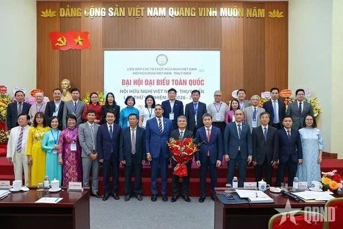 Đại biểu chụp ảnh lưu niệm và chúc mừng Ban chấp hành khóa VI. (Ảnh: Anh Hòa)