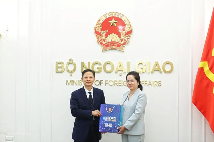 Phó Vụ trưởng Vũ Chi Mai tặng quà lưu niệm cho ông Lưu Côn. (Ảnh: Nguyễn Nhuận)