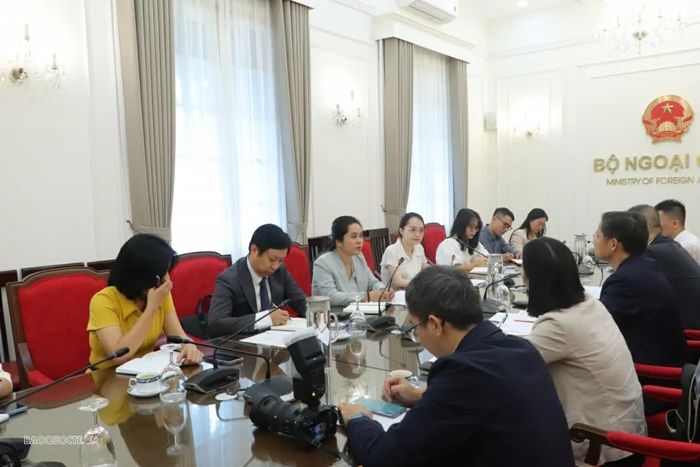 Bà Vũ Chi Mai, Phó Vụ trưởng Báo Thế giới và Việt Nam, chào mừng đoàn Nhật báo Quảng Tây tới thăm và làm việc. (Ảnh: Nguyễn Nhuận)