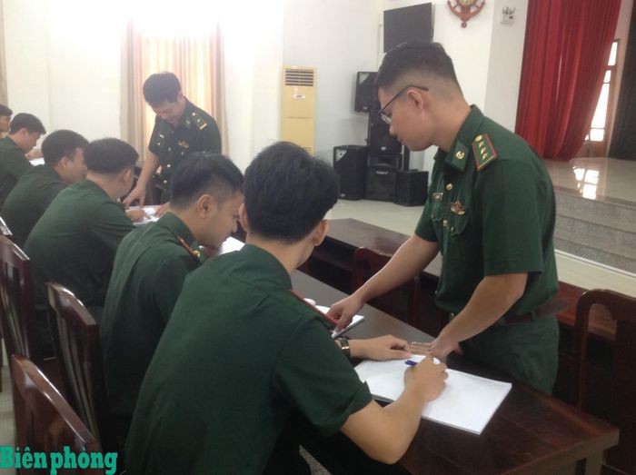 Các “giáo viên” kiêm nhiệm và cán bộ tham gia học ngoại ngữ trao đổi về nội dung bài học. Ảnh: Nguyễn Thành Phú