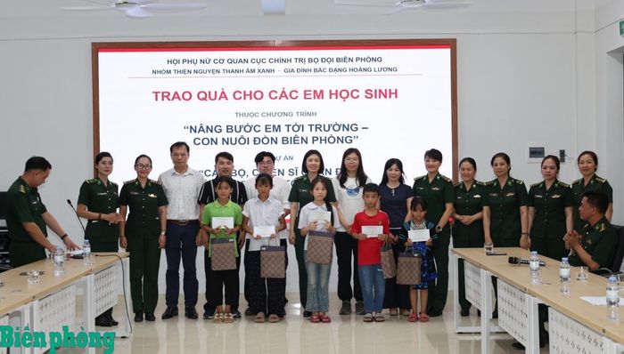 Hội Phụ nữ cơ quan Cục Chính trị Bộ đội Biên phòng và gia đình anh Đặng Hoàng Lương trao quà tặng các em học sinh tại Trường Phổ thông nội trú liên cấp Tiểu học và Trung học cơ sở PetroVietnam - Phong Thổ. Ảnh: Tuấn Kiệt