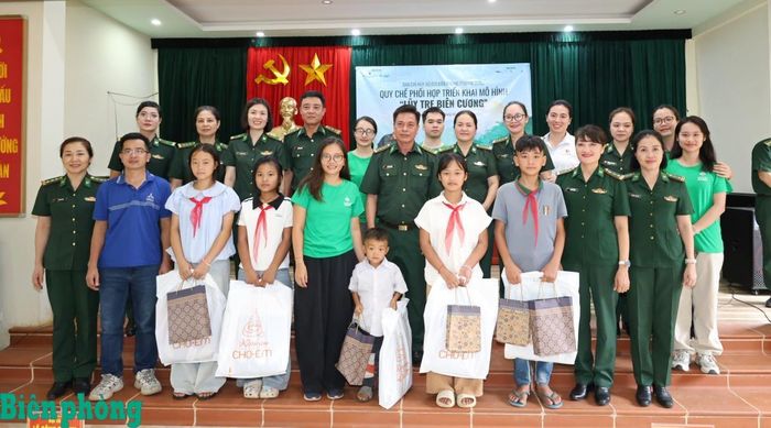 Hội Phụ nữ cơ quan Cục Chính trị Bộ đội Biên phòng cùng nhóm thiện nguyện Thanh Âm Xanh trao quà tặng các em học sinh tại Đồn Biên phòng Huổi Luông. Ảnh: Tuấn Kiệt