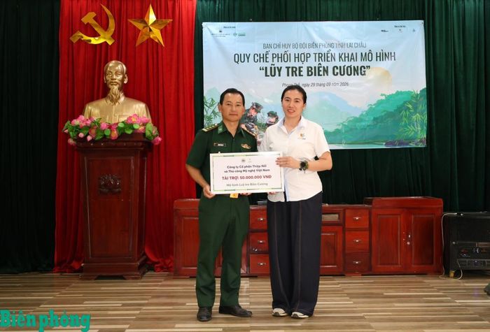 Các đơn vị tài trợ trao hỗ trợ thực hiện mô hình “Lũy tre biên cương” cho Phòng Chính trị, Bộ đội Biên phòng tỉnh Lai Châu. Ảnh: Tuấn Kiệt