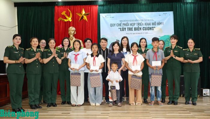 Hội Phụ nữ cơ quan Cục Chính trị Bộ đội Biên phòng và gia đình anh Đặng Hoàng Lương trao quà tặng các em học sinh tại Đồn Biên phòng Huổi Luông. Ảnh: Tuấn Kiệt
