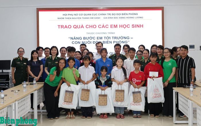 Hội Phụ nữ cơ quan Cục Chính trị Bộ đội Biên phòng, nhóm thiện nguyện Thanh Âm Xanh và các đại biểu trao quà tặng các em học sinh tại Trường Phổ thông nội trú liên cấp Tiểu học và Trung học cơ sở PetroVietnam - Phong Thổ. Ảnh: Tuấn Kiệt
