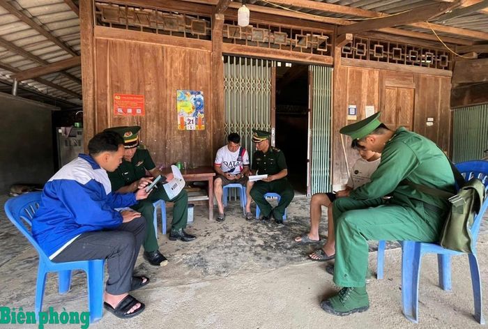 Cán bộ Đồn Biên phòng Trung Lý tuyên truyền, hướng dẫn người dân sử dụng điện thoại quét mã QR để gửi tin báo qua “Hòm thư điện tử tố giác tội phạm ẩn danh”. Ảnh: Văn Thiện