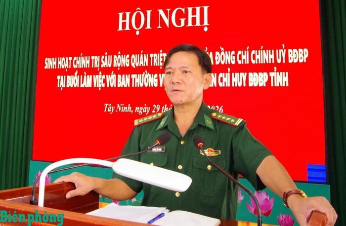 Đại tá Dương Văn Dược, Chính ủy Ban Chỉ huy Bộ đội Biên phòng tỉnh Tây Ninh phát biểu kết luận hội nghị. Ảnh: Hải Bằng