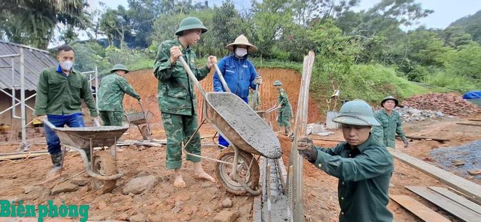Cán bộ, chiến sĩ Đồn Biên phòng Na Ngoi tham gia giúp gia đình liệt sĩ Và Tổng Khư xây dựng nhà mới. Ảnh: Viết Lam