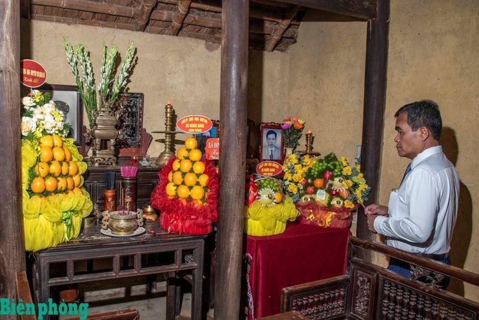 Đồng chí Hồ Văn Niên, Ủy viên Ban Chấp hành Trung ương Đảng, Bí thư Tỉnh ủy Quảng Ngãi dâng hương tại nhà lưu niệm, nơi Cụ Huỳnh Thúc Kháng từng làm việc. Ảnh: Lê Văn Chương