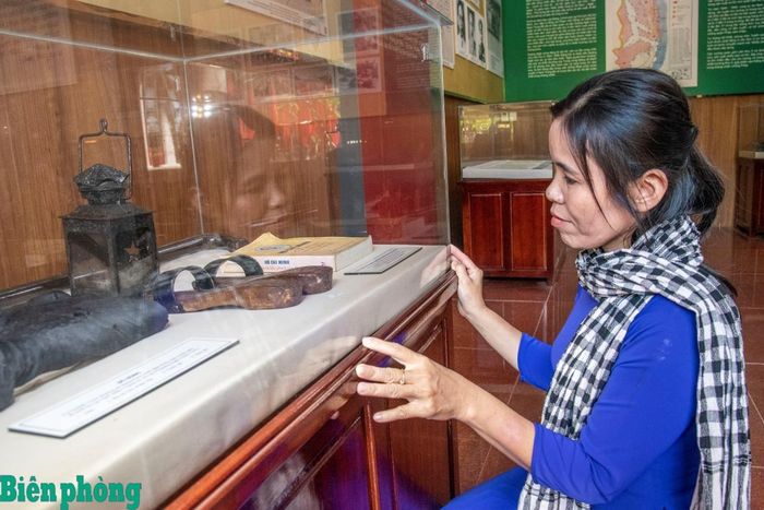 Đôi guốc mộc và chiếc đèn Cụ Huỳnh Thúc Kháng từng sử dụng. Ảnh: Lê Văn Chương
