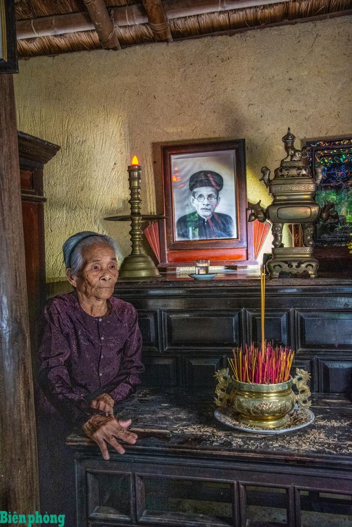 Bà Nguyễn Thị Xuân, 95 tuổi, người dân địa phương và là nhân chứng hiếm hoi từng có mặt đưa tang Cụ Huỳnh Thúc Kháng. Ảnh: Lê Văn Chương