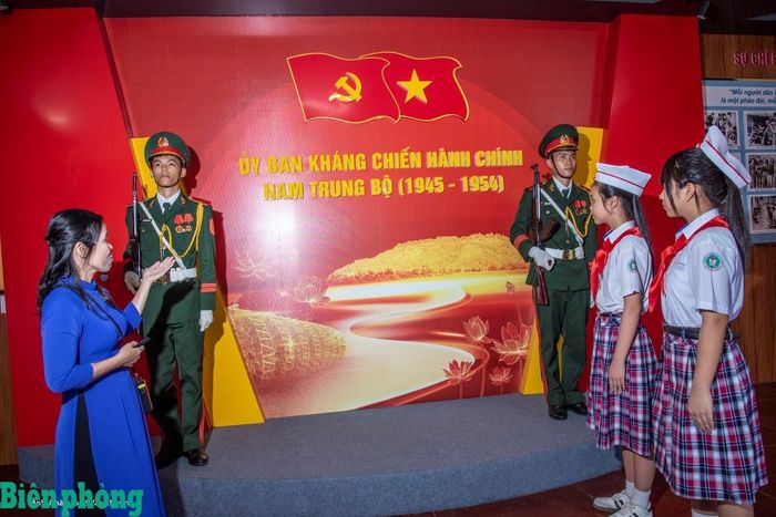 Các cháu học sinh nghe hướng dẫn viên giới thiệu về trụ sở Ủy ban Kháng chiến hành chính Nam Trung Bộ nơi Cụ Huỳnh Thúc Kháng và đồng chí Phạm Văn Đồng chỉ đạo cuộc kháng chiến chống Pháp tại miền Trung. Ảnh: Lê Văn Chương