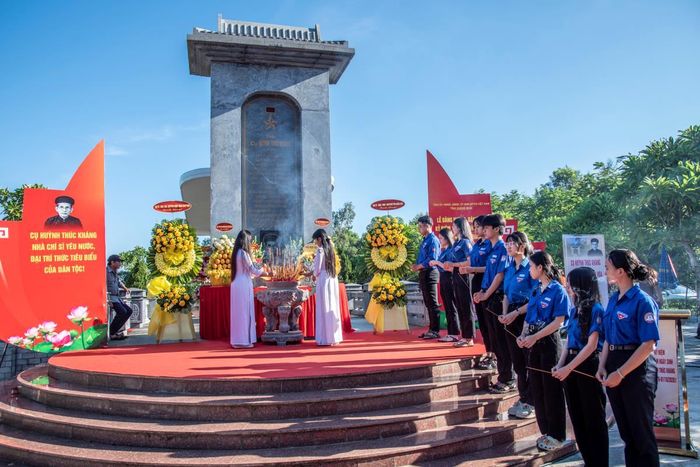 Các cháu học sinh dâng hương tại mộ Cụ Huỳnh Thúc Kháng trên núi Thiên Ấn. Ảnh: Lê Văn Chương