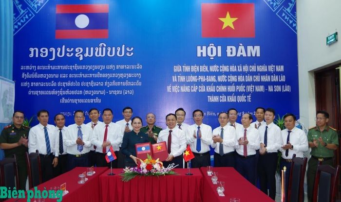 Trưởng đoàn hai tỉnh Điện Biên và tỉnh Luangprabang trao biên bản ghi nhớ hội đàm. Ảnh: Anh Dũng