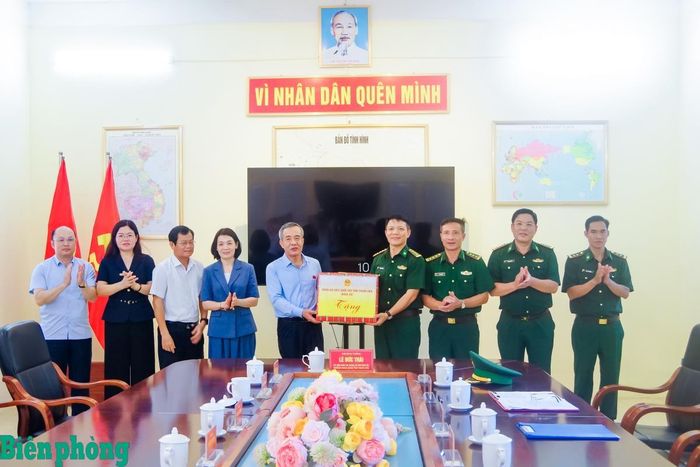 Đồng chí Lê Đức Thái tặng quà, động viên cán bộ, chiến sĩ Đồn Biên phòng Bát Mọt. Ảnh: Hải Chuyền