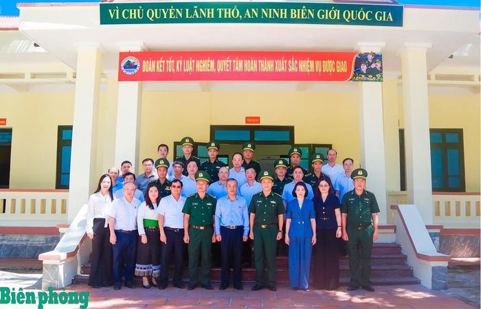 Đồng chí Lê Đức Thái cùng đoàn công tác chụp ảnh lưu niệm với cán bộ Đồn Biên phòng Bát Mọt. Ảnh: Hải Chuyền