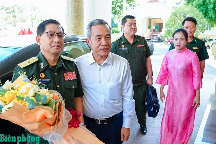 Đồng chí Lê Đức Thái, Bí thư Tỉnh ủy Thanh Hóa đón Thiếu tướng Ủn-Khăm Si-Vẻn-Vông-Sắc, Tư lệnh Bộ đội Biên phòng, Quân đội nhân dân Lào. Ảnh: Hải Chuyền
