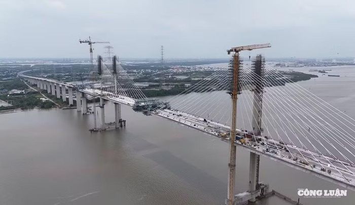 Cầu Phước Khánh được thi công trở lại sau thời gian đình trệ.