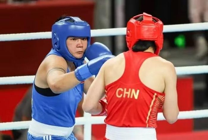 Lưu Diễm Quỳnh (áo xanh) từng giành huy chương đồng tại ASIAD 2022, sẽ sớm trở thành võ sĩ boxing đầu tiên của Việt Nam giành huy chương tại hai kỳ ASIAD liên tiếp. Ảnh: Cục TDTTVN