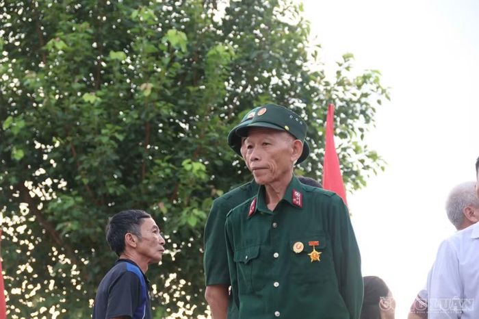 Một người lính già đến tiễn đưa đồng đội...