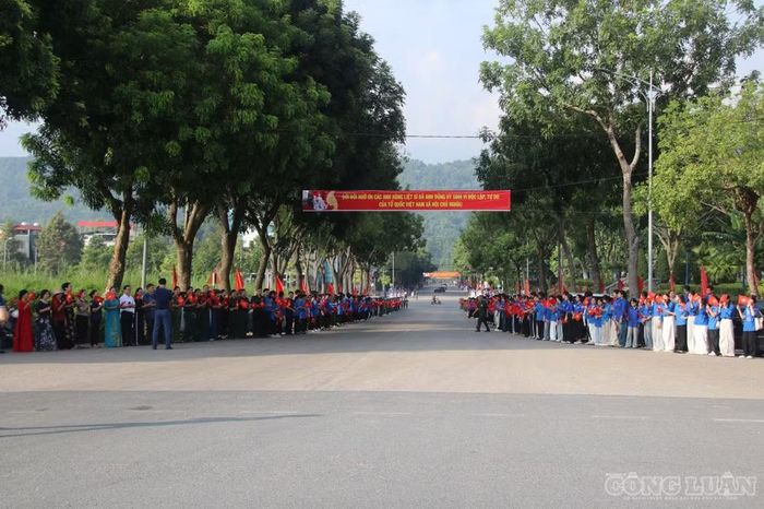 Rất đông người dân đã đứng 2 bên đường để tiễn biệt các liệt sĩ. Ảnh: Đức Toàn