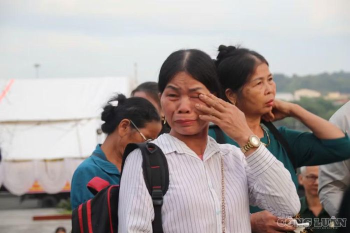 Bà Triệu Thị Nhị, Lâm Thượng Lào Cai là người nhà liệt sĩ được quy tập lần này xúc động không cầm được nước mắt. Ảnh: Đức Toàn