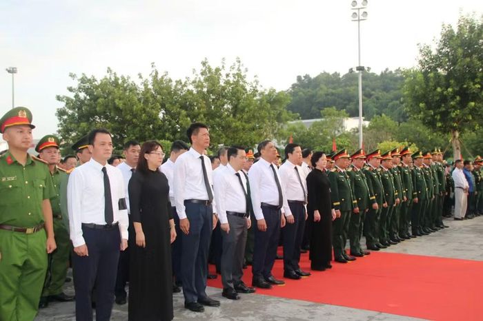 Lãnh đạo Chính phủ, Bộ Quốc phòng và tỉnh Lào Cai đứng trang nghiêm trước anh linh các liệt sĩ tại lễ truy điệu. Ảnh: Đức Toàn