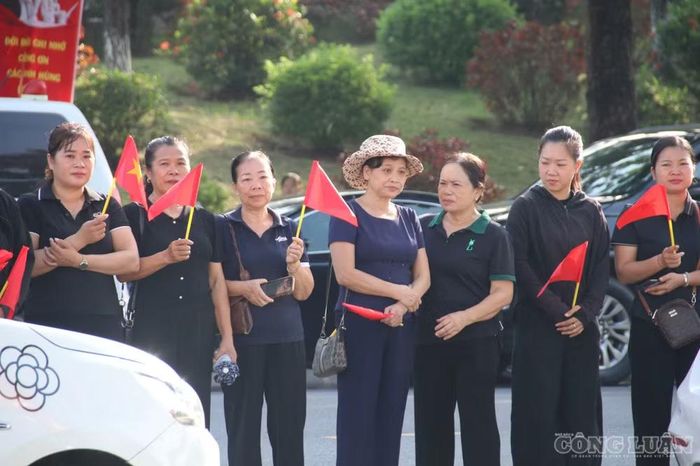 Người dân có mặt để tiễn biệt các liệt sĩ. Ảnh Đức Toàn