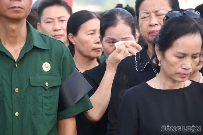 Nhiều người dân đã không kìm được nước mắt trong lễ truy điệu. Ảnh: Đức Toàn