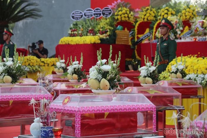 Hài cốt các liệt sĩ được đặt trang nghiêm tại Đài tưởng niệm các Anh hùng liệt sĩ phường Cam Đường. Ảnh: Đức Toàn