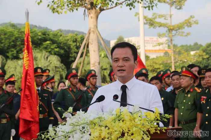 Ông Giàng Quốc Hưng, Phó Chủ tịch UBND tỉnh Lào Cai, đọc lời điếu tại lễ truy điệu. Ảnh: Đức Toàn