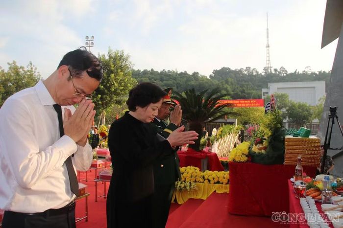 Phó Thủ tướng Chính phủ Phạm Thị Thanh Trà cùng các đại biểu dâng hương tưởng niệm các Anh hùng liệt sĩ. Ảnh: Đức Toàn