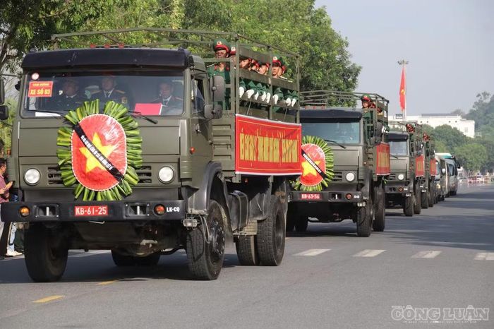 Nghi lễ đưa các hài cốt liệt sĩ đến an táng tại nghĩa trang liệt sĩ phường Cam Đường và xã Bảo Thắng. Ảnh: Đức Toàn