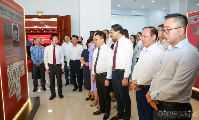 Đại biểu tham quan khu vực giới thiệu lịch sử báo chí Chiến khu Việt Bắc, nơi nhiều cơ quan báo chí cách mạng từng đứng chân, hoạt động trong thời kỳ kháng chiến