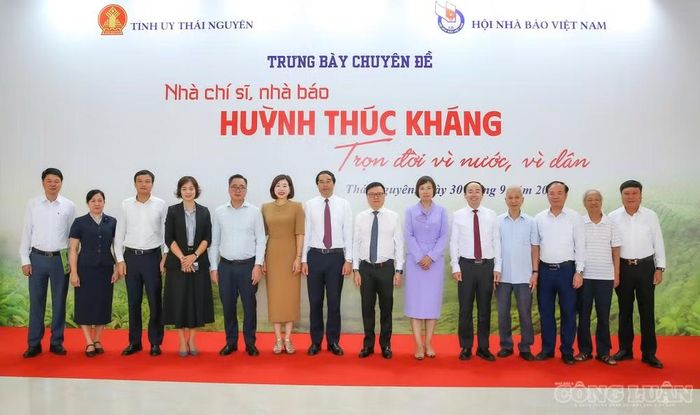 Các đại biểu chụp ảnh lưu niệm tại Lễ khai mạc
