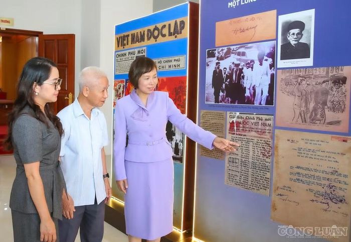 Các đại biểu tìm hiểu những tư liệu được giới thiệu tại trưng bày chuyên đề