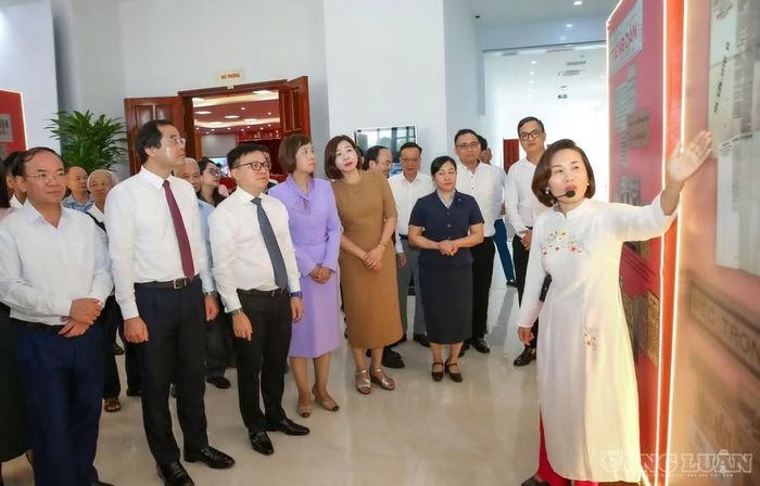 Chủ tịch Hội Nhà báo Việt Nam Lê Quốc Minh, Bí thư Tỉnh ủy Thái Nguyên Trịnh Xuân Trường cùng các đại biểu tham quan không gian trưng bày chuyên đề về cuộc đời, sự nghiệp và di sản của nhà chí sĩ, nhà báo Huỳnh Thúc Kháng.