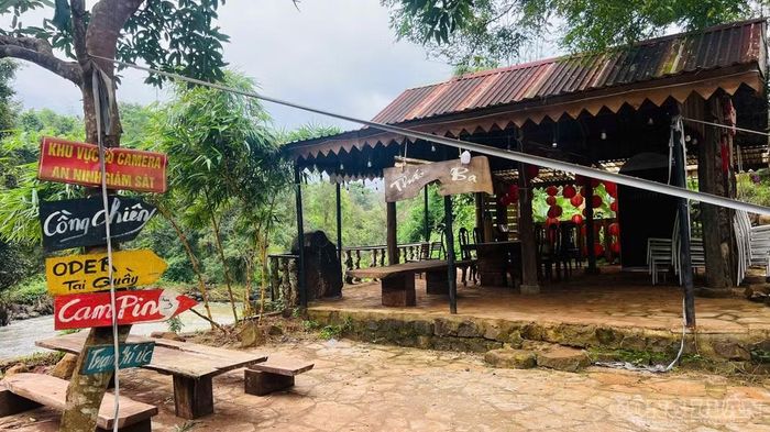 Căn chòi gỗ xây dựng kiên cố, phục vụ ăn, uống cho du khách