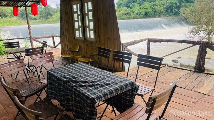 Một số công trình, nhà chòi xây dựng lấn ra hành lang suối
