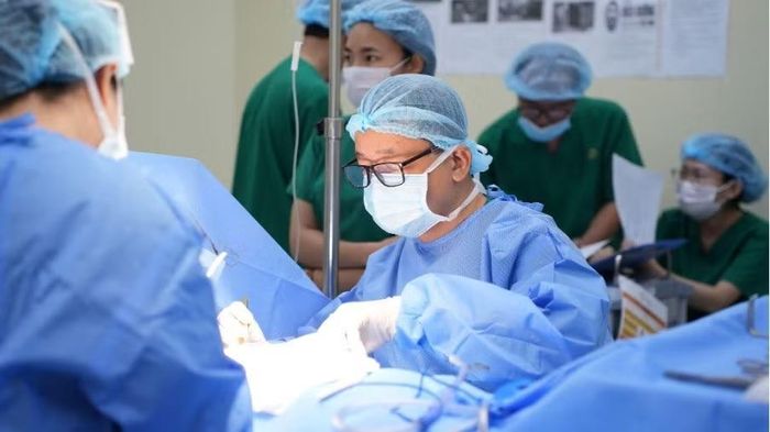 Tiến sĩ Bác sĩ Lê Thừa Trung Hậu hiện đang là Trưởng Trung tâm Phẫu thuật Tạo hình - Thẩm mỹ, Bệnh viện Đa khoa Quốc tế Huế.