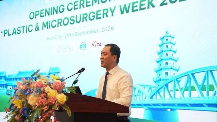 PGS.TS. Trần Kiêm Hảo - Thành Ủy viên, Giám đốc Sở Y tế thành phố Huế phát biểu tại Tuần lễ Phẫu thuật Tạo hình - Vi phẫu 2026