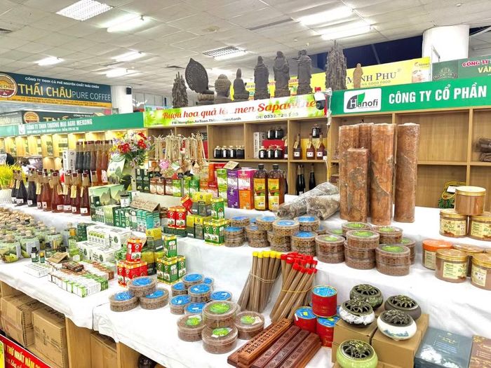 Sản phẩm trưng bày đạt tiêu chuẩn OCOP từ 3 sao trở lên, sản phẩm được bảo hộ chỉ dẫn địa lý, sản phẩm công nghiệp nông thôn tiêu biểu, điển hình. Ảnh: Đình Trung