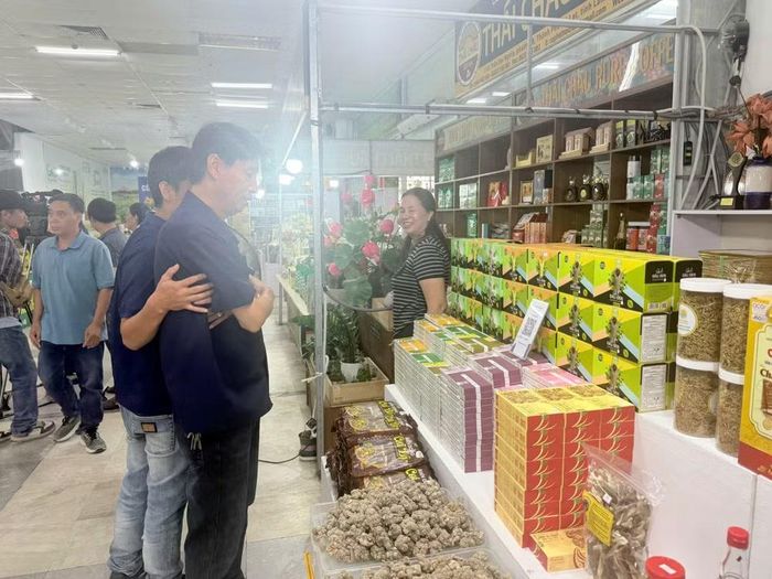 Hội chợ Làng nghề Việt Nam lần thứ 22 có gần 100 gian hàng và khu triển lãm chung rộng 120m², với sự tham gia của hơn 50 đơn vị đến từ 18 tỉnh, thành phố. Ảnh: Đình Trung