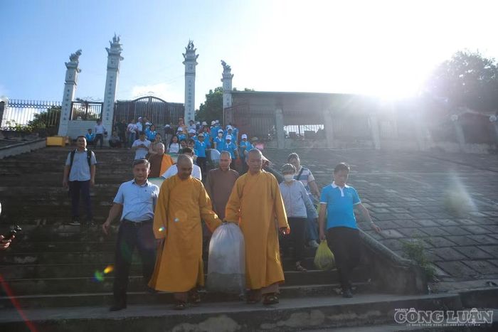 Cá được đưa xuống thả tại khu vực sông Hồng cạnh chùa Bồ Đề.