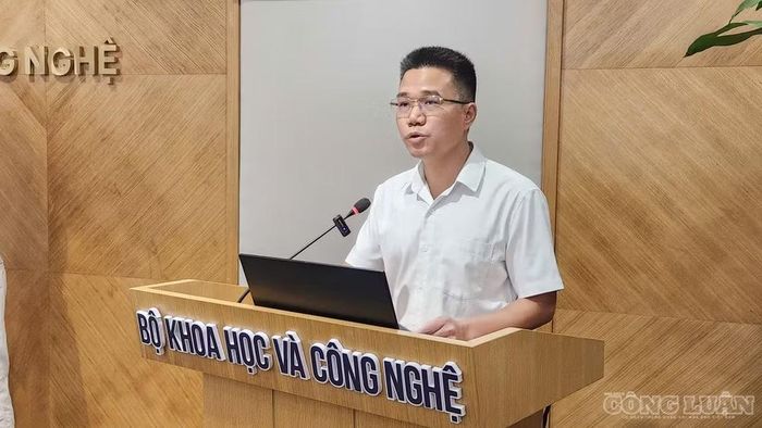 Đại diện Vụ Bưu chính phát biểu tại họp báo - Ảnh: Phùng Thọ.