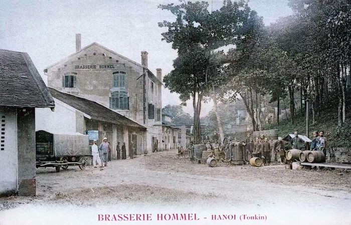 Bia chứa trong thùng gỗ tại Nhà máy Bia Homel - 1892 (ảnh đã được phục chế màu)